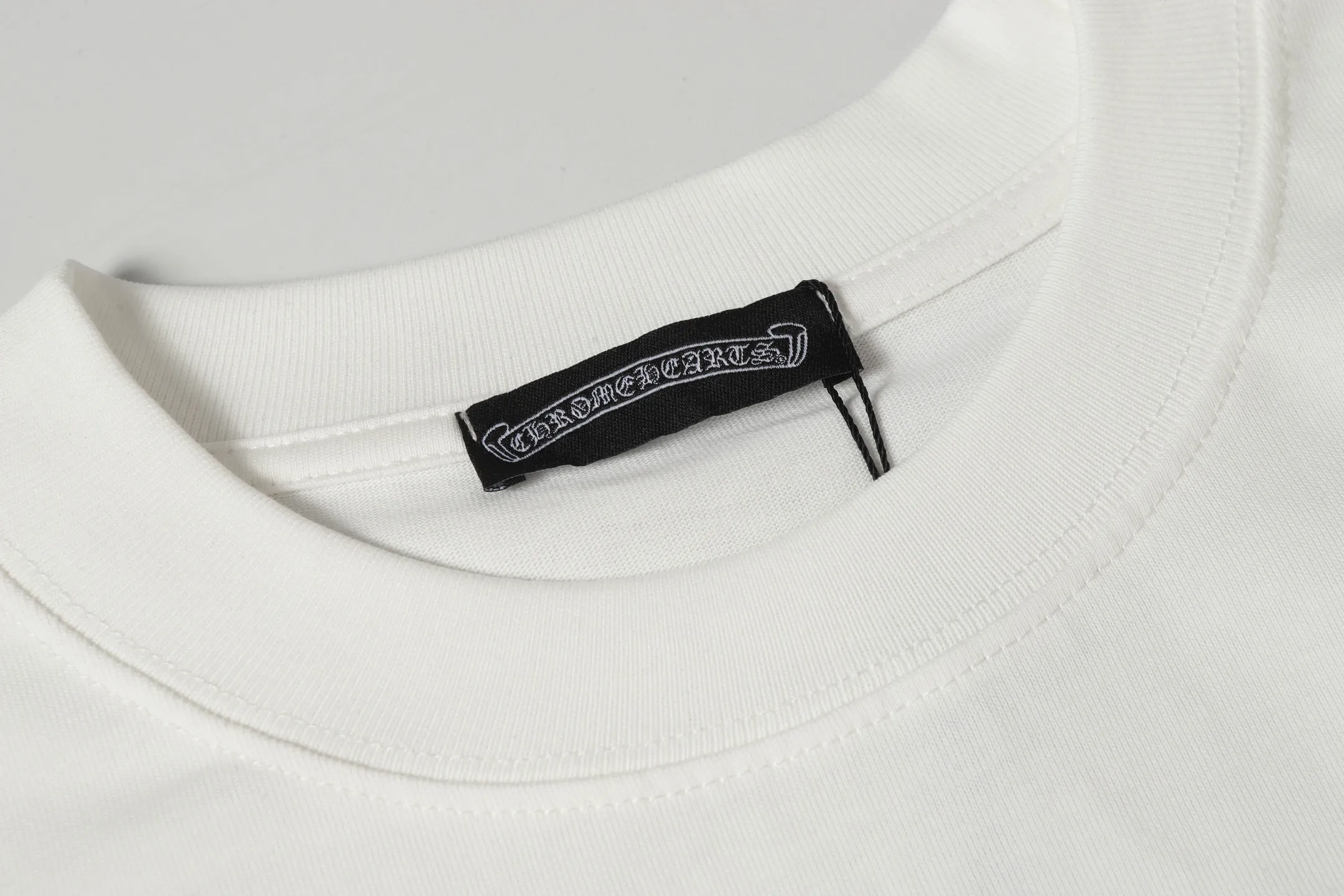 🅿️170 Chrome hearte/Chrome heart ch 25ss early spring Sanskrit horseshoe print short-sleeved T-shirt. A must-have item for daily commuting for men and women in light luxury. The correct version is welcome to compare. Detailed features: ·280g 100% cotton double yarn jersey fabric. ·Custom-dyed in the same cylinder, special thickened 32 pieces double-strand 1x1 thread. ·Double-needle cross-stitch technology. ·Original main mark washed tag. Color: black white. Size: XS-L